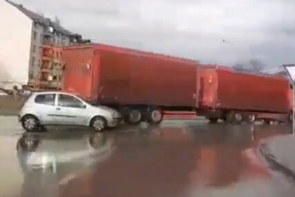 FIATA ODGURAO NA TROTOAR Sudar kamiona i automobila u kružnom toku (VIDEO)