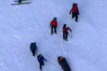 PRAVI SREĆNIK Tinejdžer pao sa 150 metara visine, prošao sa lomom noge (VIDEO)