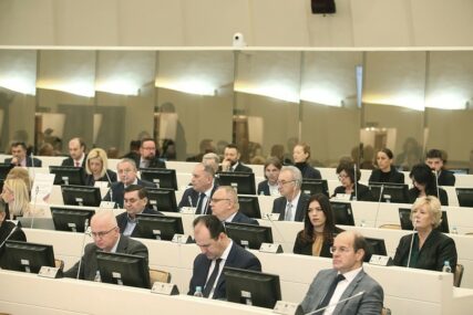 NE DOVODITI POSLANIKE I DELEGATE U OPASNOST Reakcije na poziv za sazivanje sjednica Parlamenta BiH