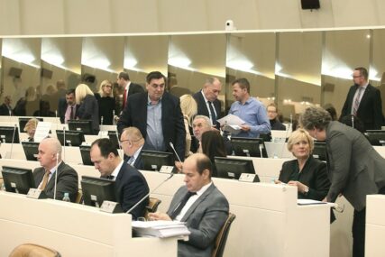 Za isti sto sa "nelegalnim" članovima CIK: Nezavidna pozicija SNSD i HDZ u procesu izmjena Izbornog zakona BiH