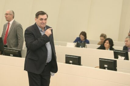 Dodik u klin, funkcioneri SNSD u ploču: Obren Petrović na seminaru NATO
