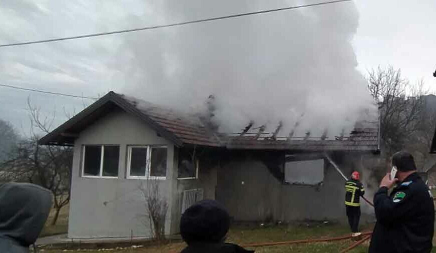 CRNI DIM U NASELJU KOD SREBRENIKA Vatrogasci intervenisali zbog požara porodične kuće