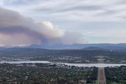 PREKASNO ZA ODLAZAK Vatra se neumoljivo širi, džinovski oblak dima nad prestonicom Australije