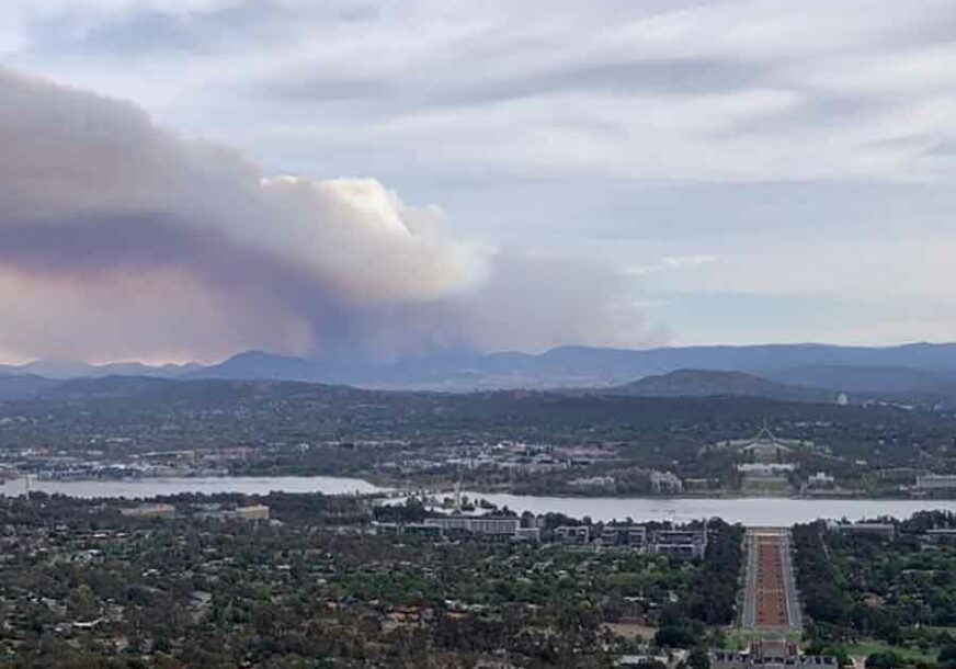 PREKASNO ZA ODLAZAK Vatra se neumoljivo širi, džinovski oblak dima nad prestonicom Australije