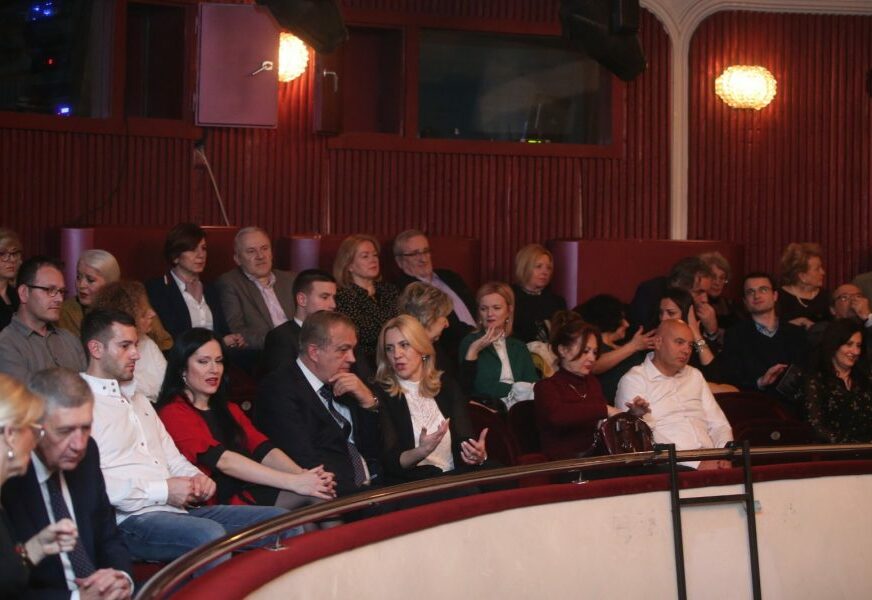 POZORIŠNO-ISTORIJSKI DNEVNIK Praizvedba predstave "Dučić" u Banjaluci, u publici i Željka Cvijanović (FOTO)