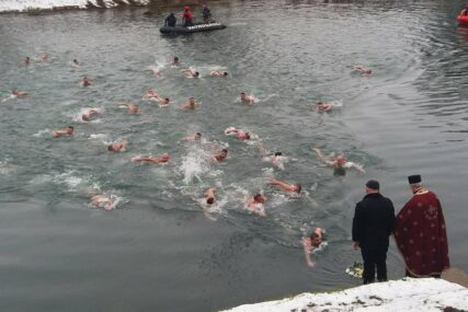 PREKRŠENE EPIDEMIOLOŠKE MJERE Uprkos zabrani za Časni krst se plivalo u Podgorici, Bjelom Polju i Beranu