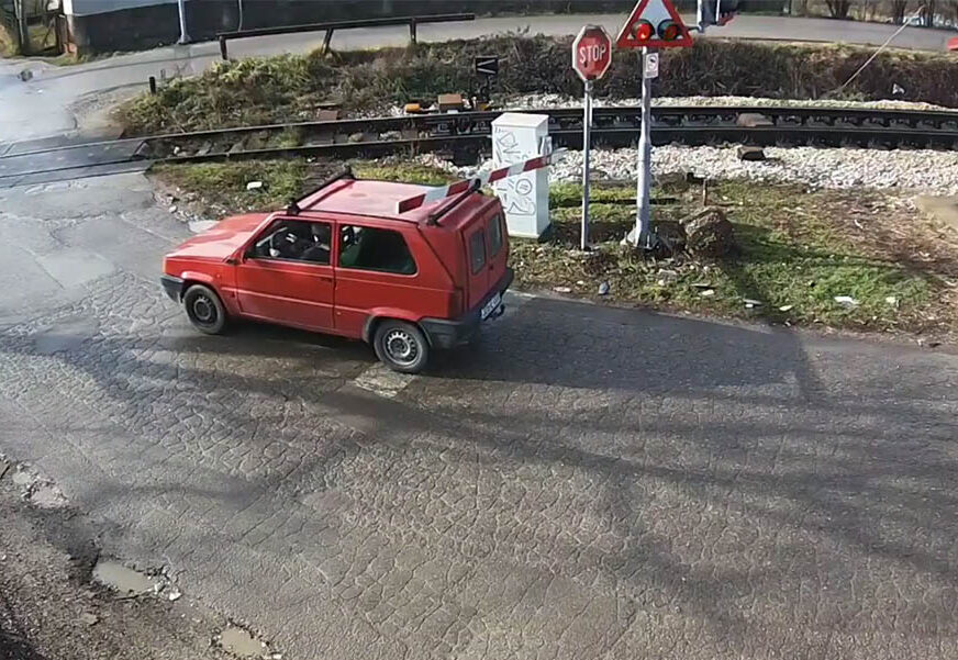 VOZAČ OTKINUO RAMPU Ponovo incident na pružnom prelazu u Banjaluci (VIDEO)