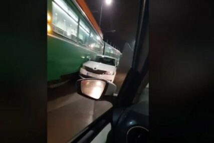 "ZAVRŠIO U SENDVIČU" Automobil zgnječen između tramvaja i ograde (VIDEO)