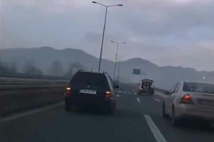 STAVILI GLAVE U TORBE Automobil vukao MUŠKARCA NA SANKAMA auto-putem, vozači OGORČENI (VIDEO)