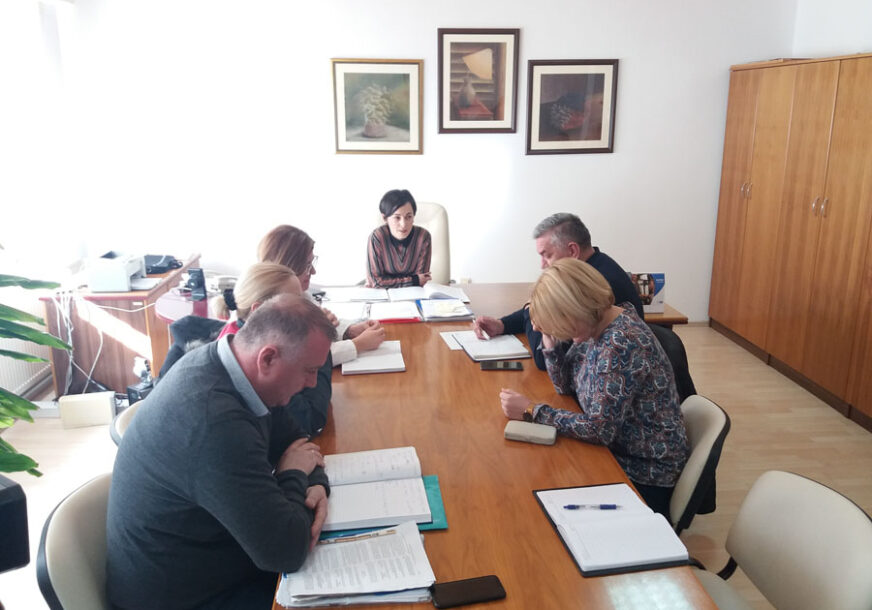 ČEKAJU OBEĆANI NOVAC Sindikalci i rukovodstvo Doma zdravlja Prijedor razgovarali o umanjenju plata