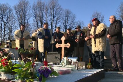 "UBIJEN VELIKI ČOVJEK" Na Badnji dan upalili svijeće na grobu Slaviše Krunića