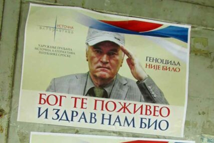 “GENOCIDA NIJE BILO” U Srebrenici osvanuli plakati sa likom Ratka Mladića