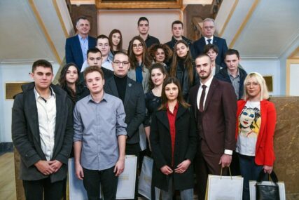 U konkurenciji 10.000 učenika: Svetosavske nagrade dobilo 18 najboljih srednjoškolaca