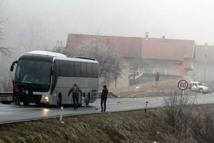 TUŽNA SUDBINA Poginuo blizu kuće, ljekari nastoje spasiti dvije osobe koje su bile u smrskanom autu