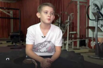 OTAC MU JE UZOR Ovaj dječak ima tek 11 godina, a ono što radi PLAŠI I NJEGOVU MAJKU (VIDEO)