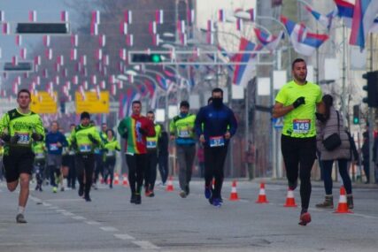 STARTNINA BESPLATNA Ulična trka „Trčimo za Srpsku“ privukla 130 trkača