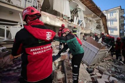 ZEMLJOTRES OSTAVIO KATASTROFALNE POSLJEDICE Akcija spasavanja u Turskoj i dalje traje, 35 poginulih