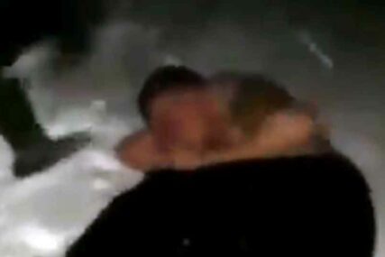 GOLI KLEČALI NA SNIJEGU Prodavali drogu djeci, pa ih mještani BRUTALNO PRETUKLI (VIDEO)