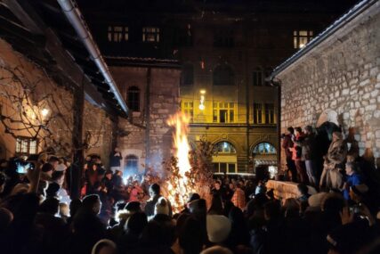 POČETAK PROSLAVE BADNJE VEČERI Vjernici u Sarajevu zapalili badnjak