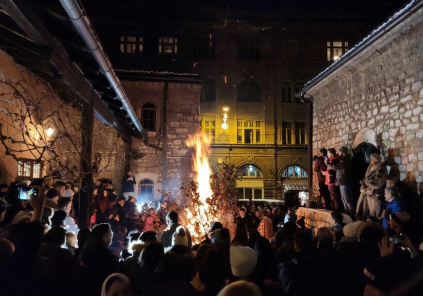 POČETAK PROSLAVE BADNJE VEČERI Vjernici u Sarajevu zapalili badnjak