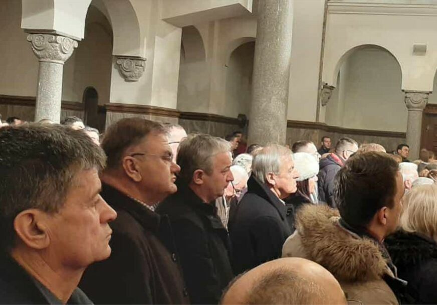 BOŽIĆNI DANI NAS PODSJEĆAJU NA ZNAČAJ MIRA Borenović i Ivanić na bogosluženju u Sabornom hramu u Banjaluci