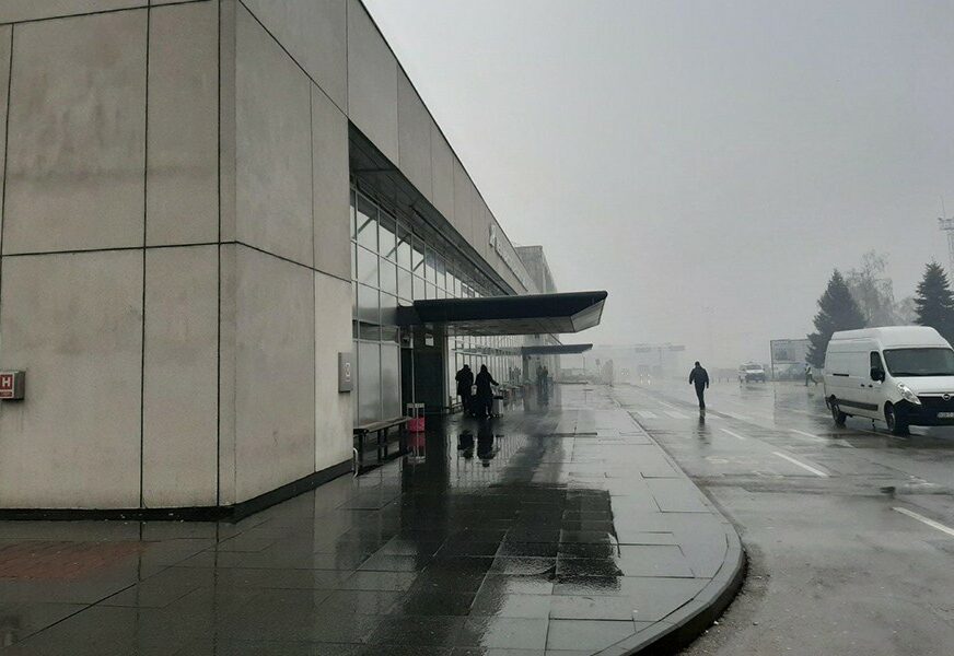 JEDNA OD NAJPOGOĐENIJIH GRANA PRIVREDE Sarajevski aerodrom od marta bilježi smanjenje obima putnika za 90 odsto