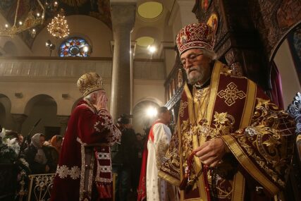 NALAGANJE BADNJAKA NAKON SLUŽBE Vladika Jefrem služi na Badnji dan i Božić u hramu Hrista Spasitelja