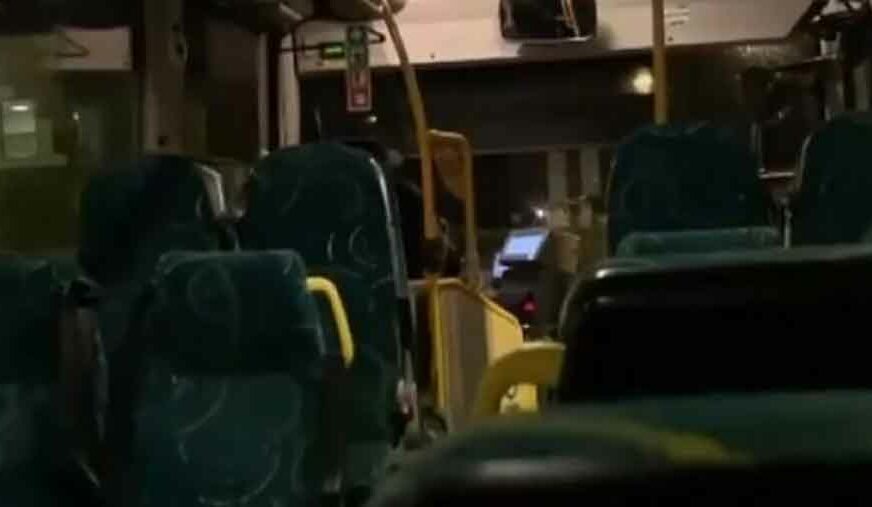 BAŠ SE OPUSTIO Vozač autobusa mislio da je sam u vozilu, pa PUSTIO GLAS (VIDEO)