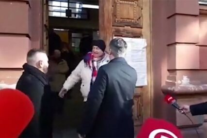 FRKA NA BIRALIŠTU Muškarac napao Milanovića, vikao "LAŽE VAS KOMUNJARA" (VIDEO)