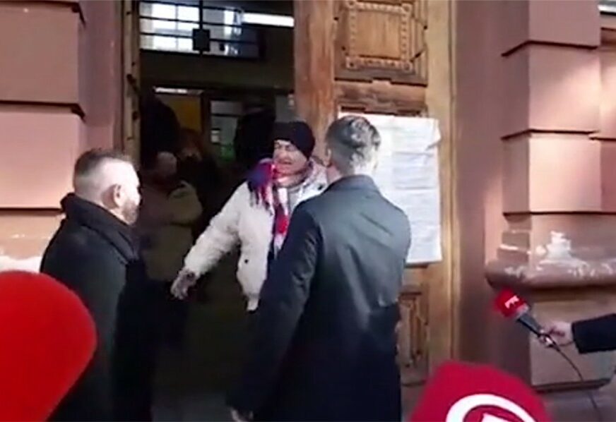 FRKA NA BIRALIŠTU Muškarac napao Milanovića, vikao "LAŽE VAS KOMUNJARA" (VIDEO)