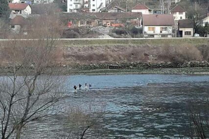 DOZIVALI POMOĆ Policija spasila šest migranata, zaglavili na ostrvu na rijeci Drini
