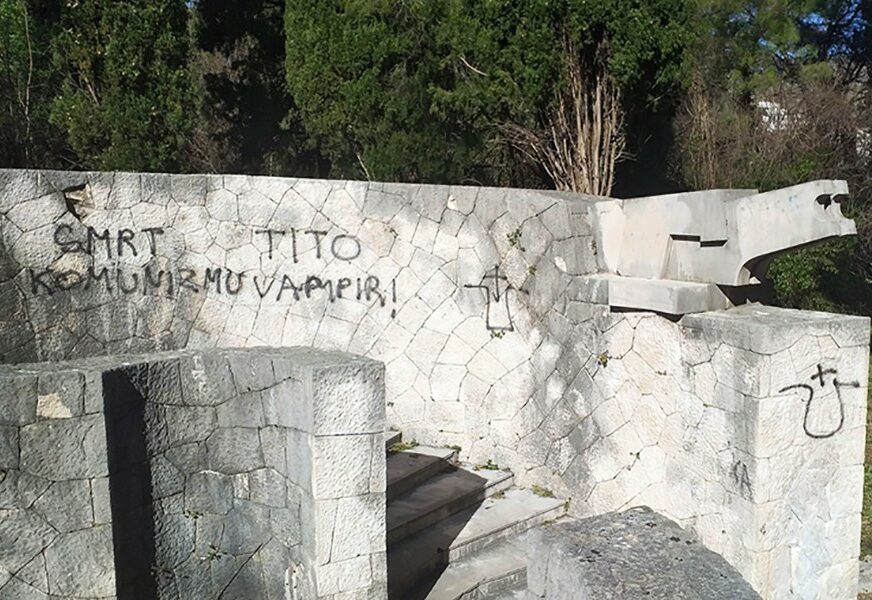 NOVE FAŠISTIČKE PORUKE Na Partizanskom groblju u Mostaru osvanuli ustaški simboli (FOTO)