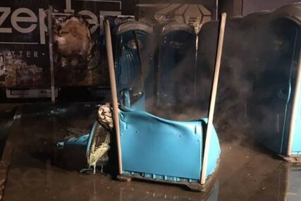 Izgorio PLASTIČNI TOALET u Banjaluci: Sumnja se da je POŽAR PODMETNUT (FOTO)