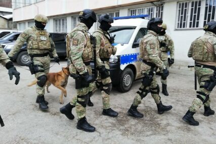 VELIKA AKCIJA ŠIROM SRPSKE Policija pretresa, oduzima novac, oružje, municiju i HAPSI OSUMNJIČENE