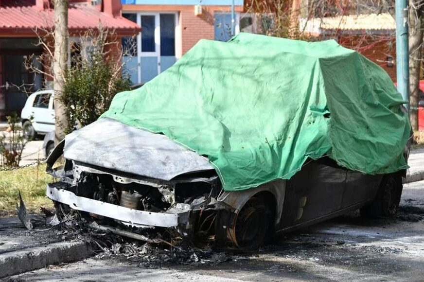 POŽAR SE PROŠIRIO NA PARKIRANE AUTOMOBILE U sarajevskom naselju izgorjela dva vozila (FOTO)