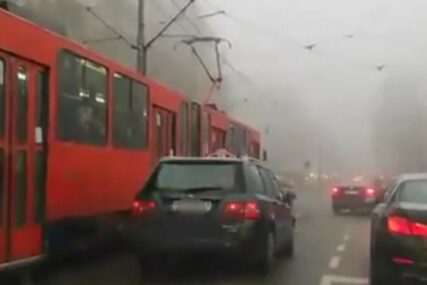 "ON ŽURI, A MI OVCE ČEKAMO" Bahati vozač razbjesnio građane (VIDEO)