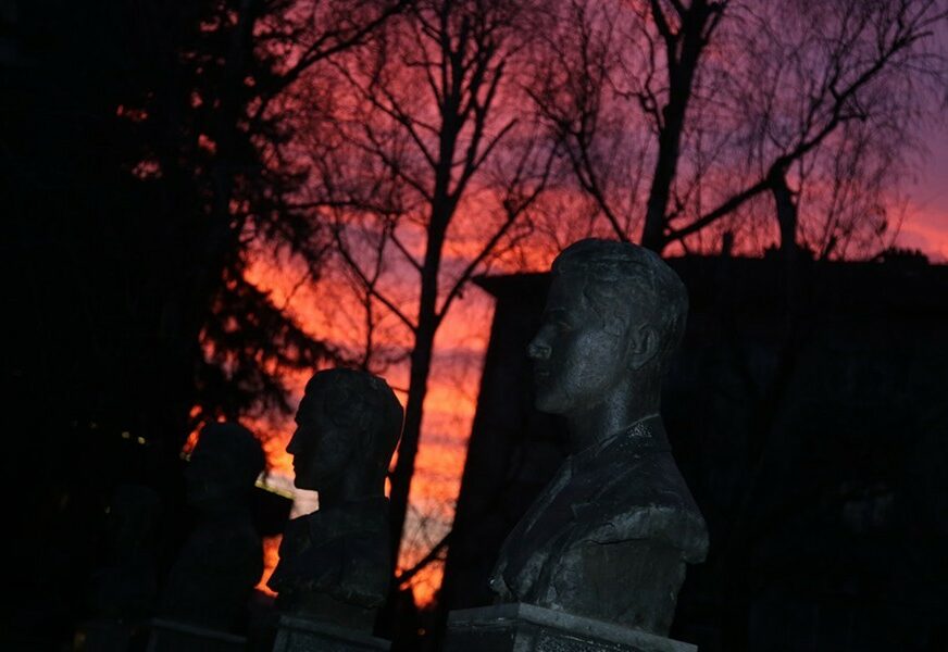 “VAZDUH TREPTI KAO DA NEBO GORI” Rijetki uživaju u zalasku sunca nad Banjalukom (FOTO)
