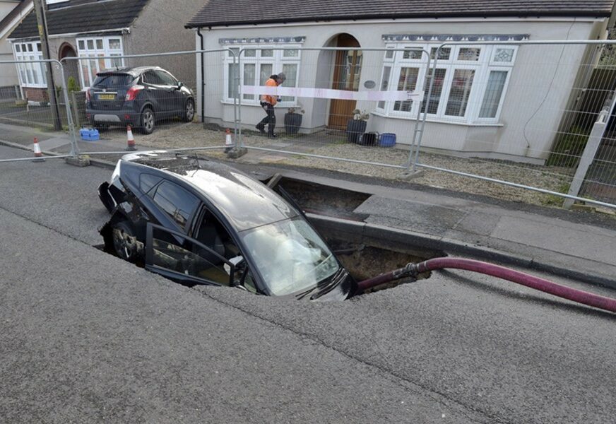 ZEMLJA SE OTVORILA Automobil je išao ulicom, a onda je odjednom UPAO U RUPU (VIDEO)