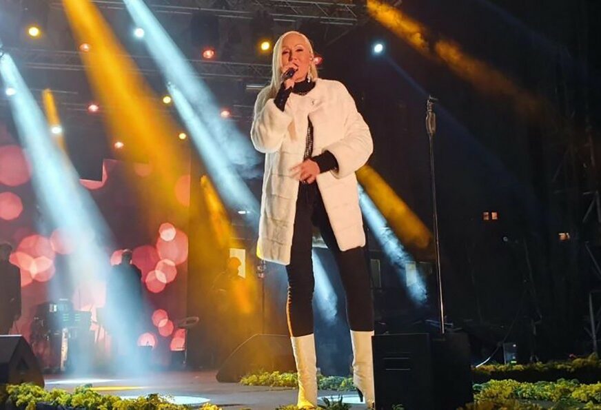 IZNENADIO JE PRED KONCERT Boba nije štedio za Dan zaljubljenih