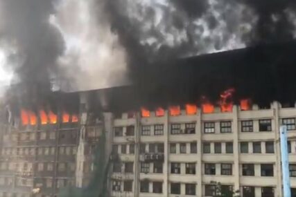 POŽAR U MUMBAJU Više od hiljadu ljudi evakuisano, stiglo 16 vatrogasnih kola (VIDEO)