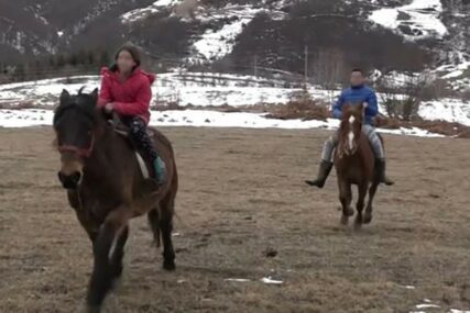 PLEMENITI GEST Mira (11) i Đorđe (15) na konjima kroz snijeg mještanima planine nose hranu