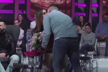 STALI U KRAJ GLASINAMA Pričaju da se razvode, a on je u emisiji ganuo do suza OVIM GESTOM