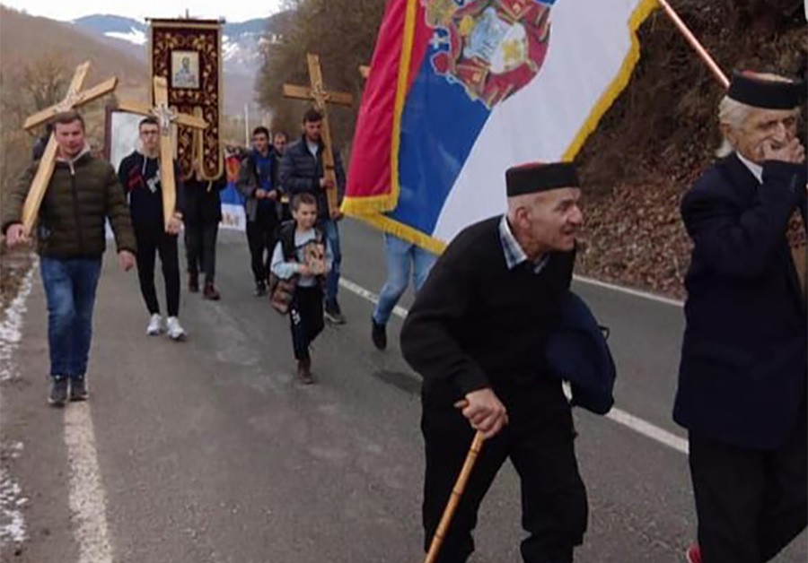 STARINE NOVAK (99) I GOJKO (72) PREDVODE LITIJE Kolonama ne smeta ni SNIJEG (VIDEO) | Srpska Info
