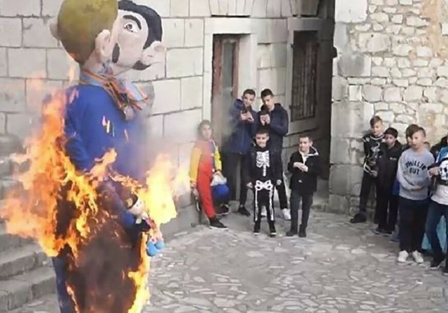 ŠOK Na karnevalu u Imotskom spalili gej lutke s djetetom, SVE GLEDALA DJECA (VIDEO)