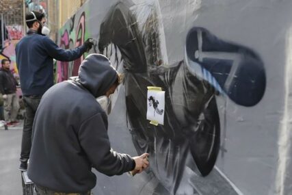 Ispisali uvredljive grafite: Policija u Doboju traga za vandalima