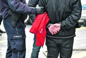 Uhapšen Rumljanin: Skinuo tablice sa vozila RTV i na kola urezao latinično slovo "U"