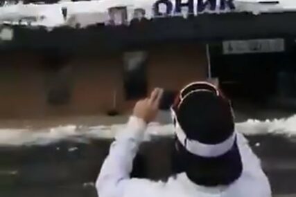 ŠOKANTNI SNIMAK Snijeg padao sa krova garaže, ljudi zarobljeni, a dijete vrištalo (VIDEO)