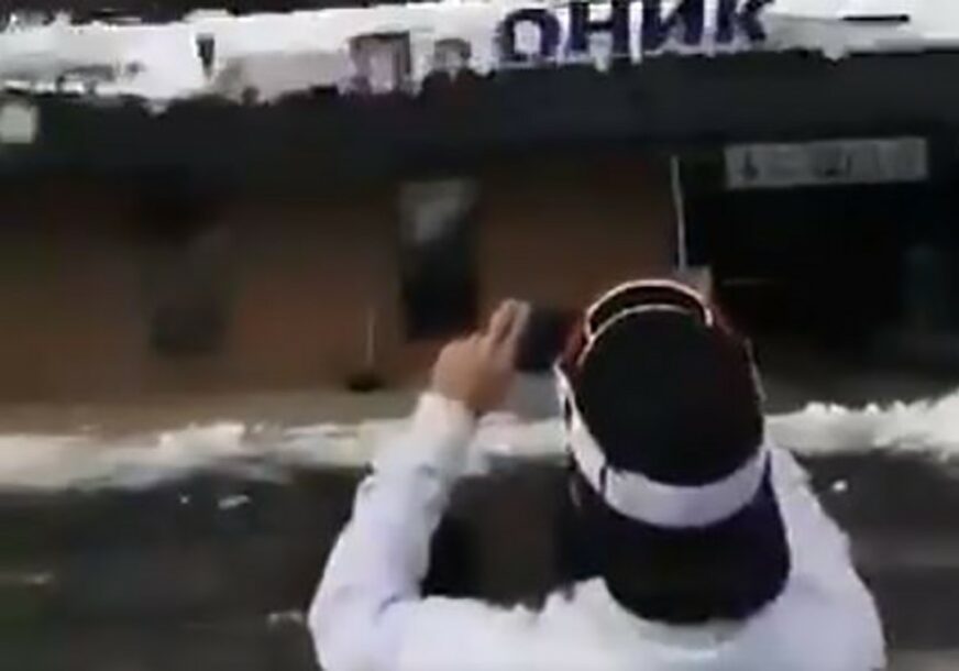 ŠOKANTNI SNIMAK Snijeg padao sa krova garaže, ljudi zarobljeni, a dijete vrištalo (VIDEO)