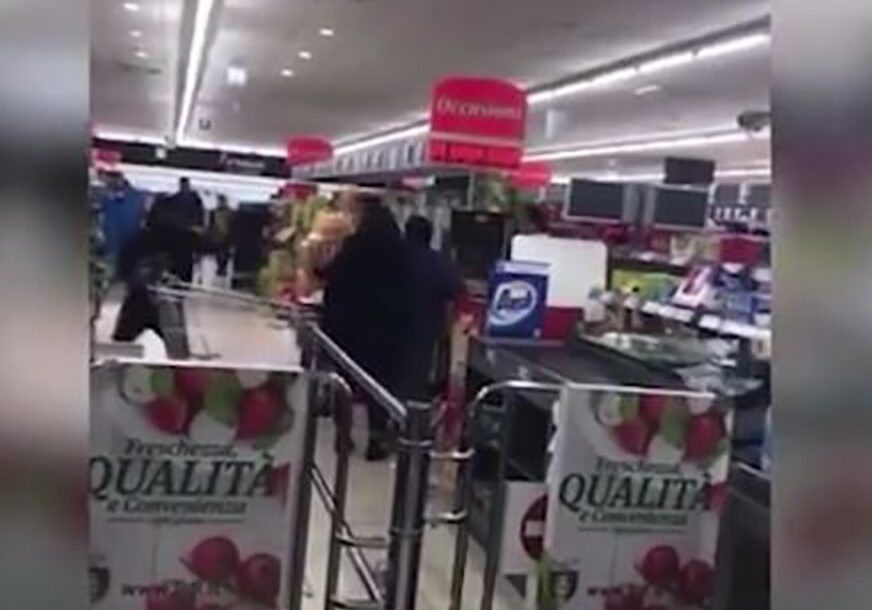 ESKALIRA PANIKA ZBOG VIRUSA KORONA U Italiji se potukla dva muškarca u supermarketu (VIDEO)