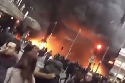 PANIKA U PARIZU Željeznička stanica evakuisana zbog VELIKOG POŽARA (VIDEO)